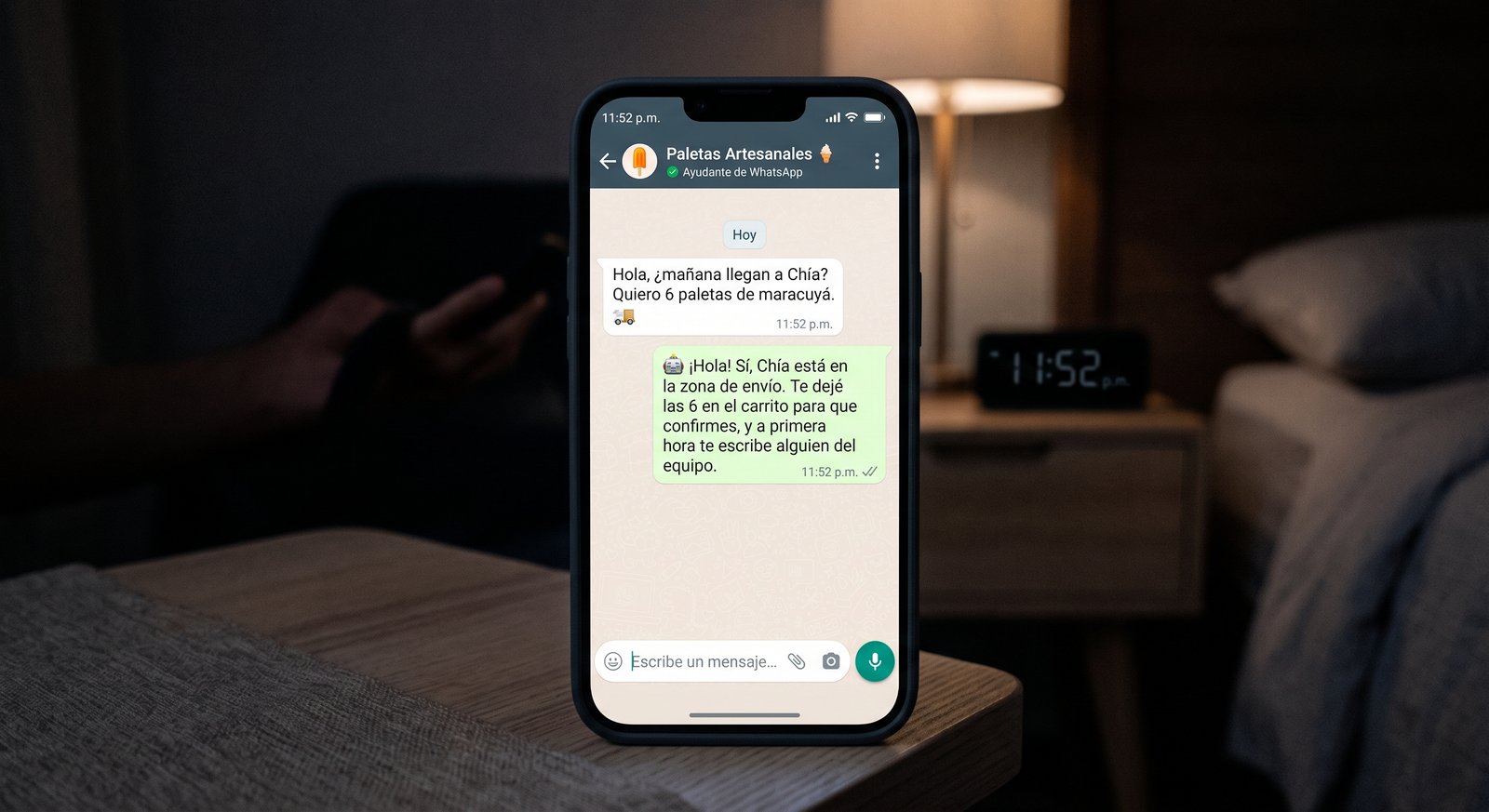 Celular con una conversación de WhatsApp donde el ayudante responde un pedido de paletas a las 11:52 p.m.